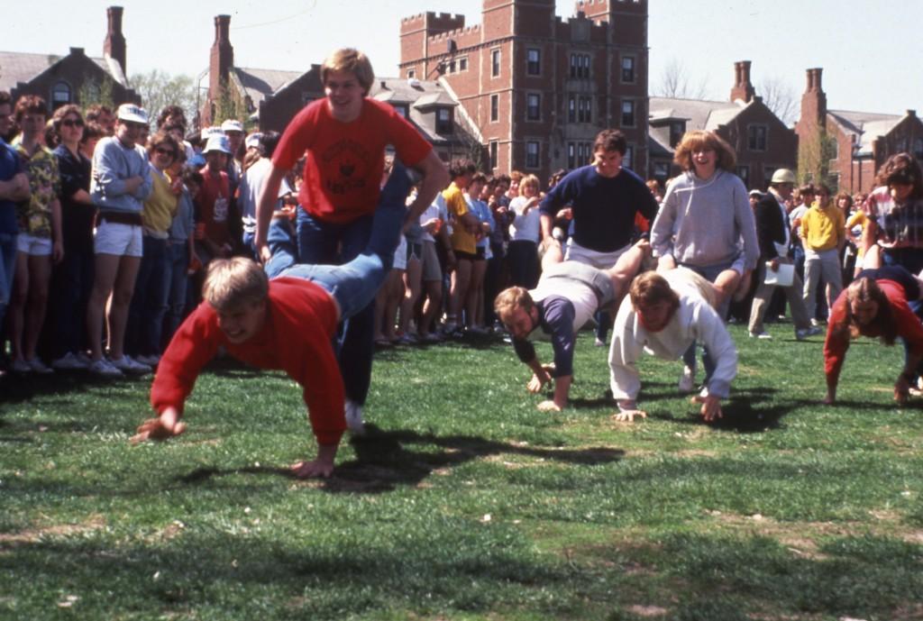 Students+partake+in+a+wheelbarrow+race+at+the+Grinnell+Relays+of+1984.%0A%0APhoto+contributed.