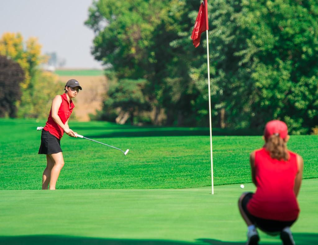 Lauren Yi ’18 putts at last weekend’s Grinnell Invitational. Photo by John Brady.