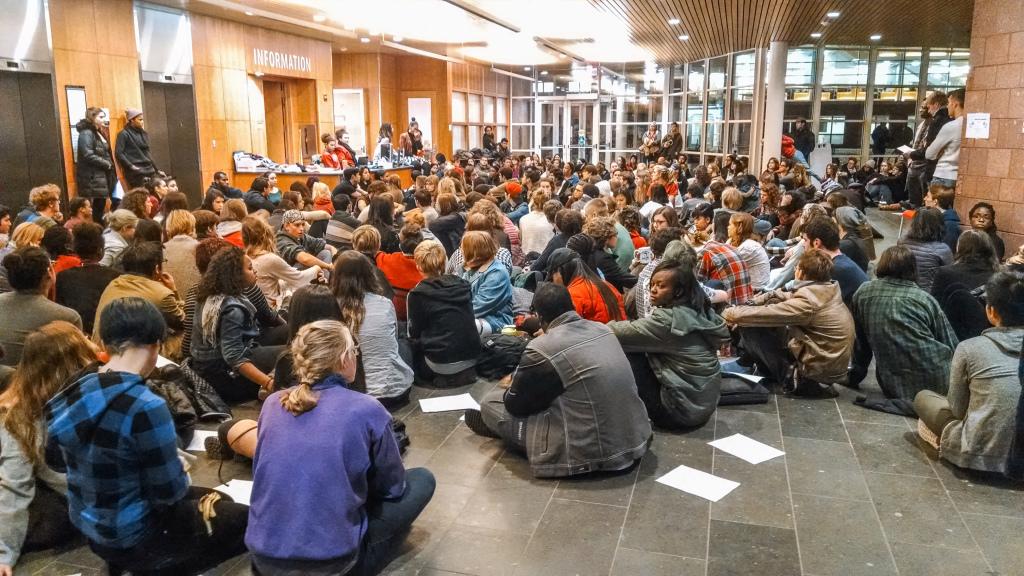 Students+attended+a+sit-in+in+the+JRC%E2%80%99s+main+lobby+to+protest+the+events+surrounding+Ferguson%2C+Mo.%0A%0APhoto+by+Stephen+Gruber-Miller.