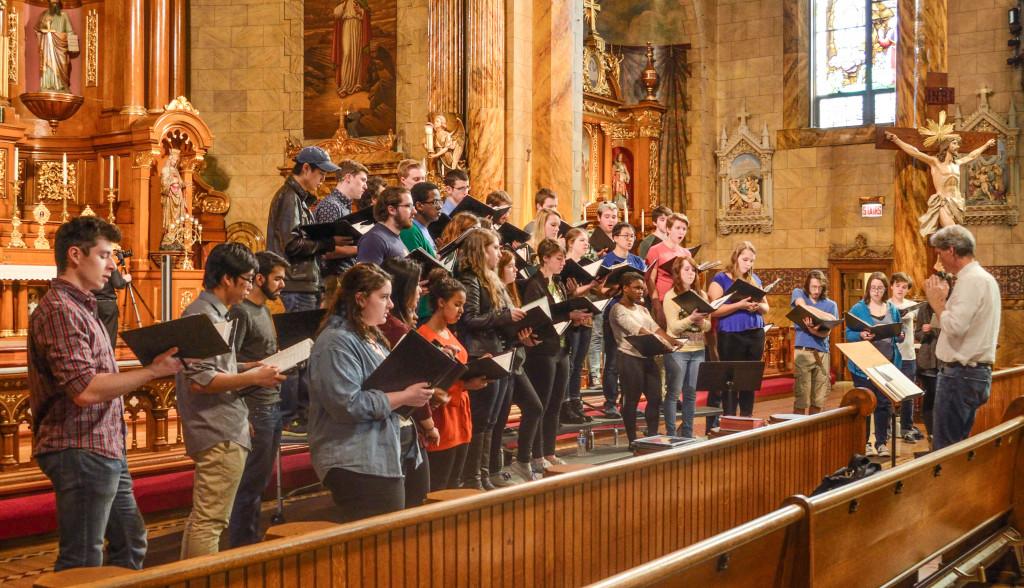 The+Grinnell+Singers+rehearse+before+their+concert+in+Chicago+over+spring+break.+Photo+contributed+