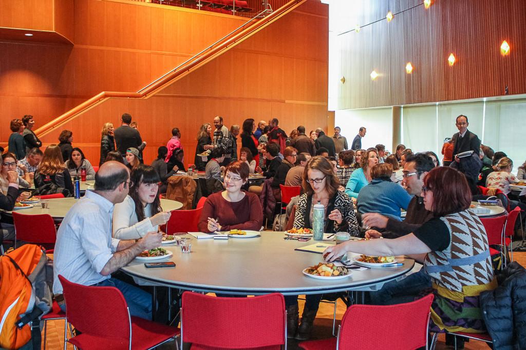Students+and+faculty+mingle%2C+eat+and+discuss+how+to+produce+a+more+balanced+Grinnell+experience.+Photo+by+Sofi+Mendez.+