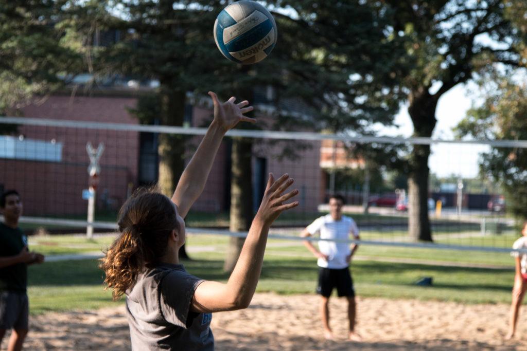 Intramural+volleyball+players+on+Cleve+beachs+sand+volleyball+courts+in+2017.+Photo+by+Helena+Gruensteidl.