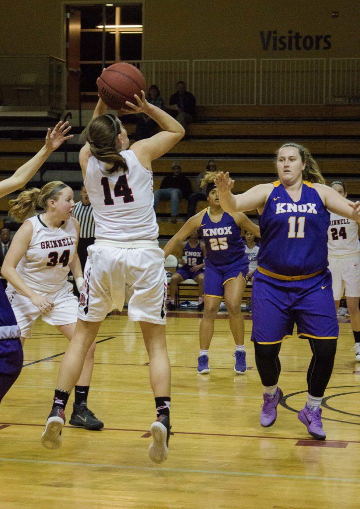 Men win, women fall in last home basketball game against Knox