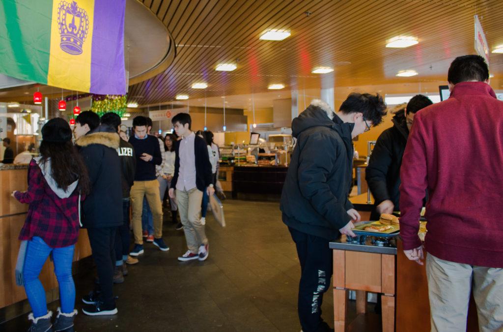 Students+grab+grub+during+the+lunch+rush.+Photo+by+Reina+Shahi.