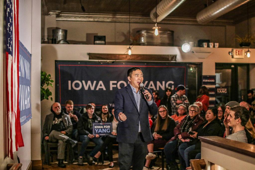 Andrew+Yang+speaks+to+Grinnelians+at+a+local+pre-caucus+appearance.+Photo+by+Andrew+Tucker.