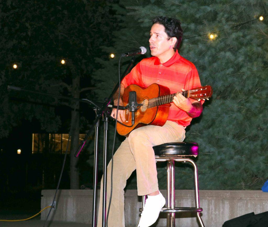 Grinnell hosted its first outdoor concert of the fall semester featuring Juan Wauters, a singer-songwriter from New York City. Photo by Isabel Torrence. 