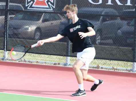 Aiden Klass `25 (not pictured) and Leo Esztergomi `24 (above) won 8-4 against a duo from the University of Wiscon-
sin-Whitewater on Feb. 12. Their opponents are ranked 15th nationally and 4th in the region.