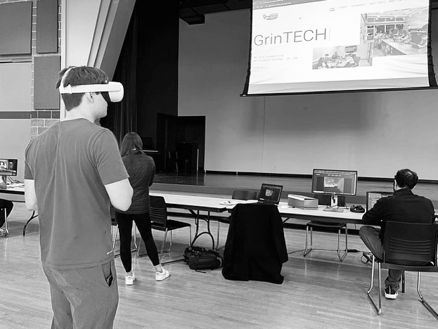 Michael Andrzejewski `23 presents his virtual reality project at the GrinTECH exhibition. 