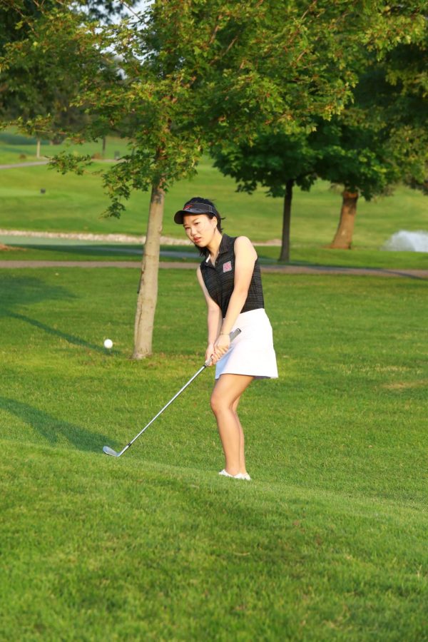 Mary+Li+%6025+competes+for+the+women%E2%80%99s+golf+team.+Li+was+named+the+SLIAC+player+of+the+week+for+Sept.+21.