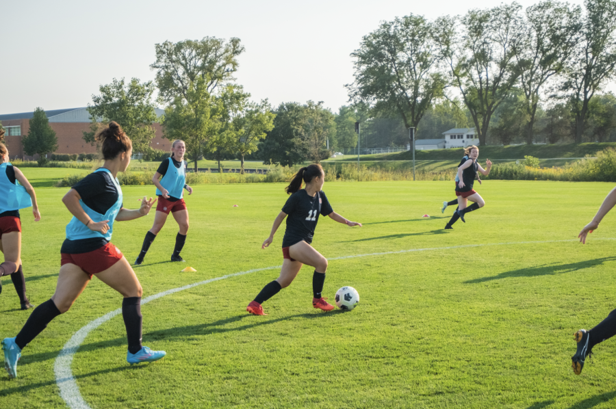 The+Grinnell+women%E2%80%99s+soccer+team+is+predominantly+comprised+of+first-+and+second-year+players%2C+but+some+of+the+upperclassmen+players+plan+to+%E2%80%9Ckeep+team+culture+and+team+spirit+alive.%E2%80%9D