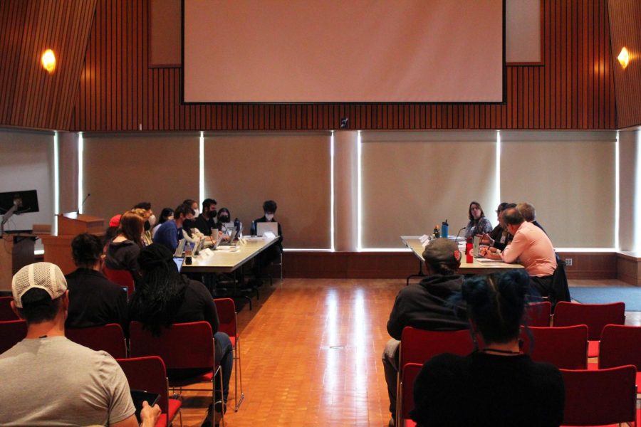Representatives from UGSDW and the College meet every Thursday at 4:30 p.m. to bargain a new contract that will affect all hourly student workers at Grinnell College.