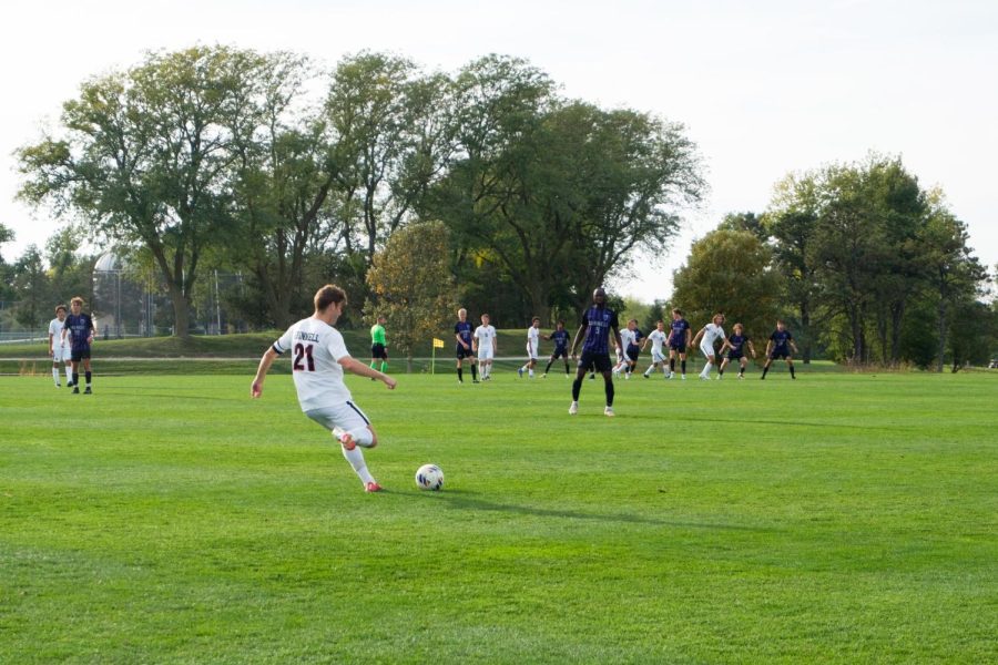Nate Girard `23 winds up to kick in Grinnell men’s soccer’s game against Cornell College on Oct. 4. Grinnell won 4-2. 