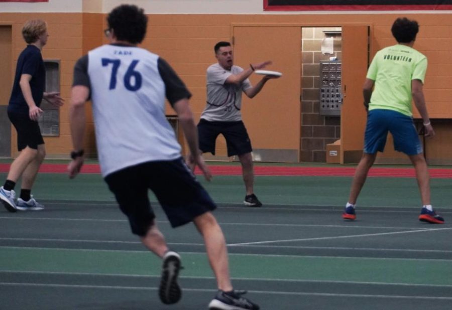 Jack+Connelly+%6025+recieves+a+pass+during+one+of+the+ultimate+frisbee+open+team%E2%80%99s+indoor+practices.