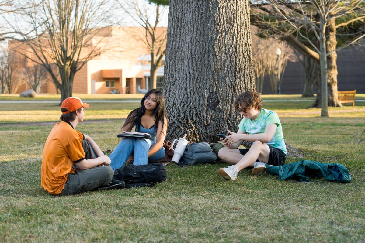Temperatures swelled to 70 degrees as the false spring beckoned Grinnell students into the outdoors this past week.