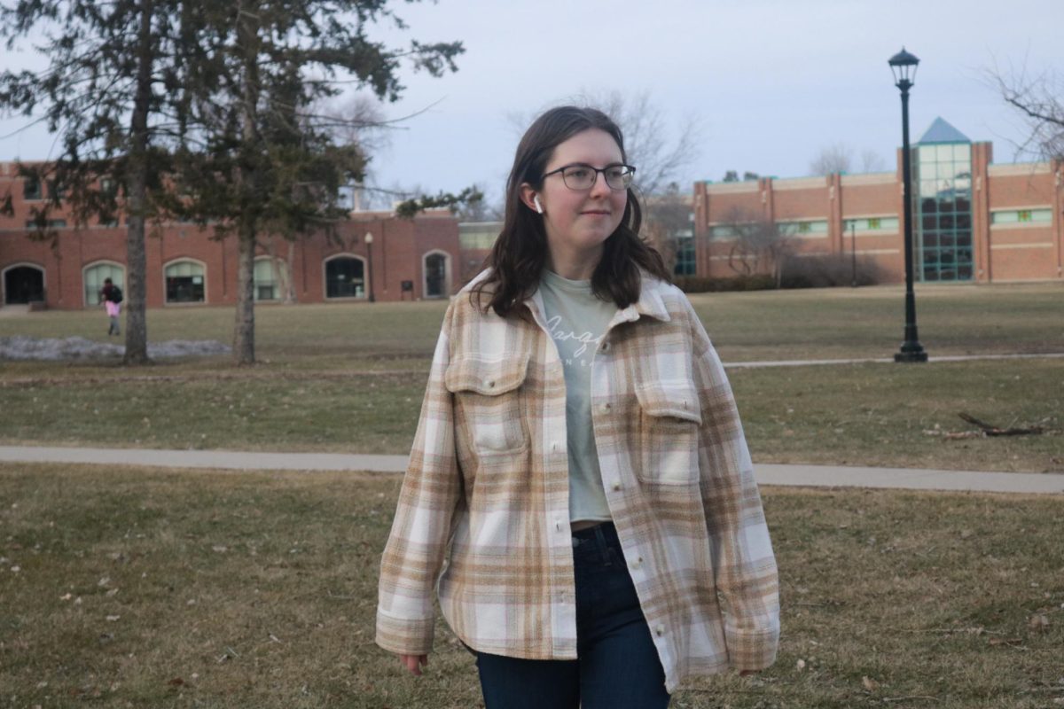 Sarah Evans `26 walks around campus while listening to music. 