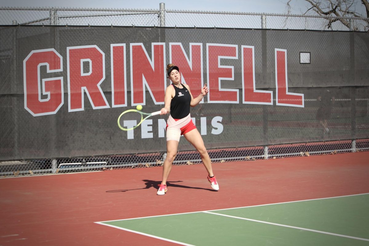 Irene Agusti `24.5 returns the ball during Grinnell womens tennis March 2 game against Morningside University. The Pioneers won the face-off 5-4.
