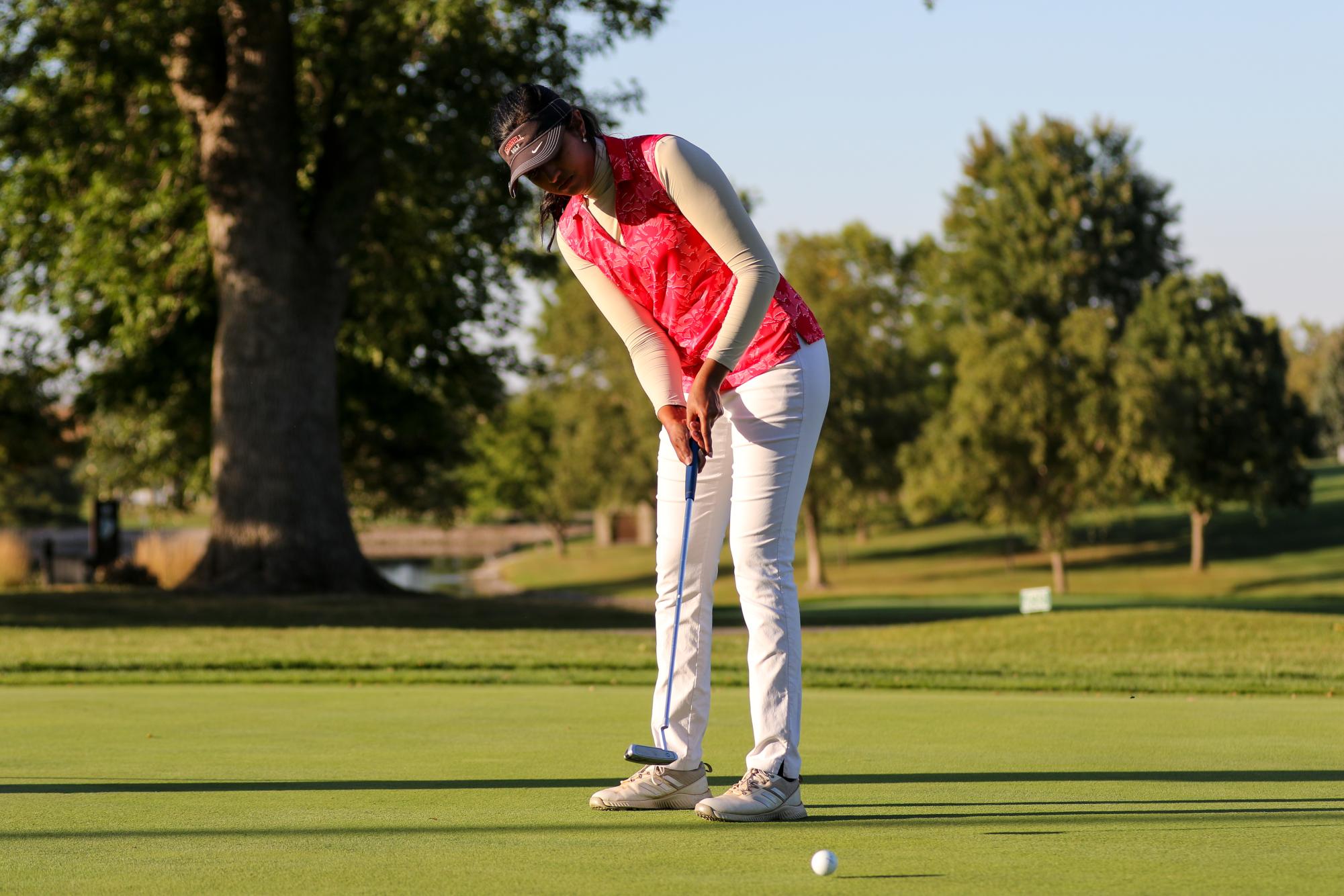 Vidushi Keni `26 putts on the green during a practice at the Grinnell Golf Course on Thursday, Sept. 26, 2024.