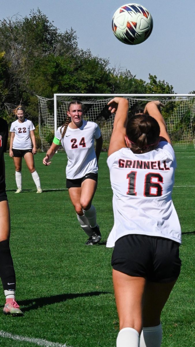 Tessa Leahy (16) tosses the ball to Giada Bambi (24). 