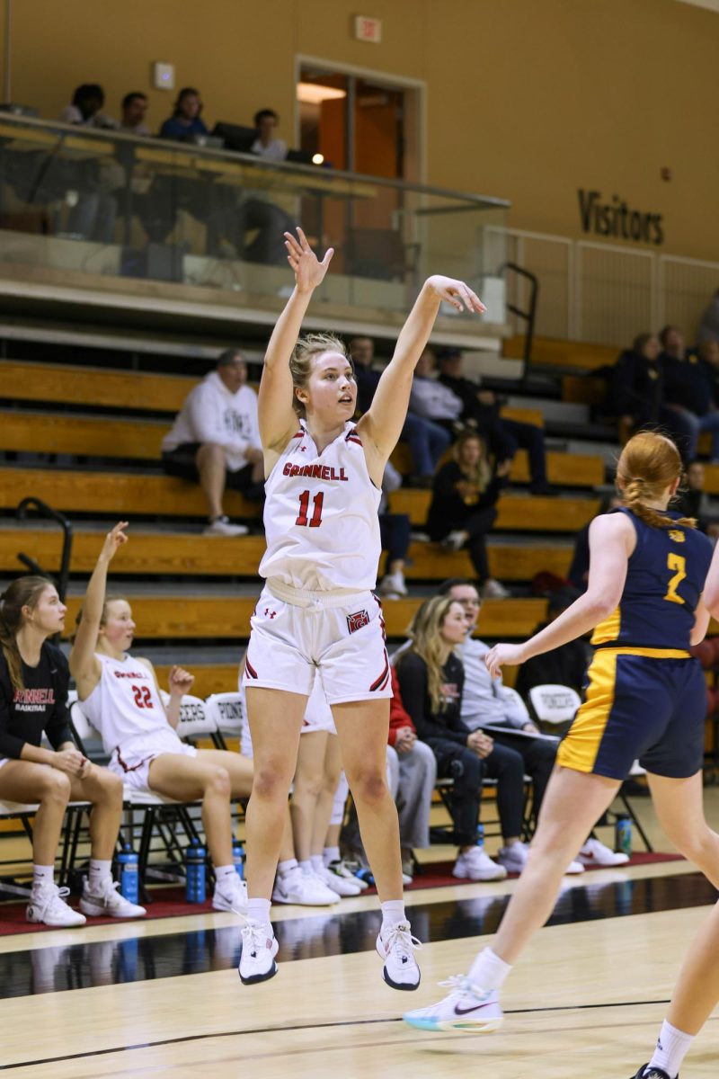 Nora Lynch (11) shoots the ball.