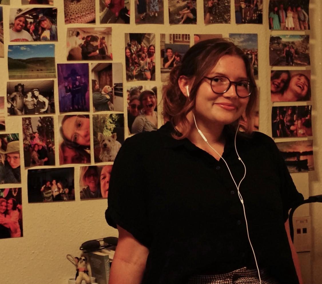 Zoe Zappas `27 listens to "Bad Reputation" by Joan Jett and the Black
Hearts in her Cleveland dorm.