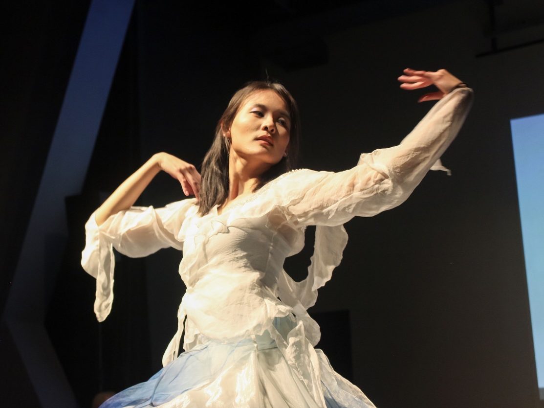 Hazel Zhou `27 personifies a blue-and-white porcelain vase during her "Night at the Museum: Gallery of China" performance. 
